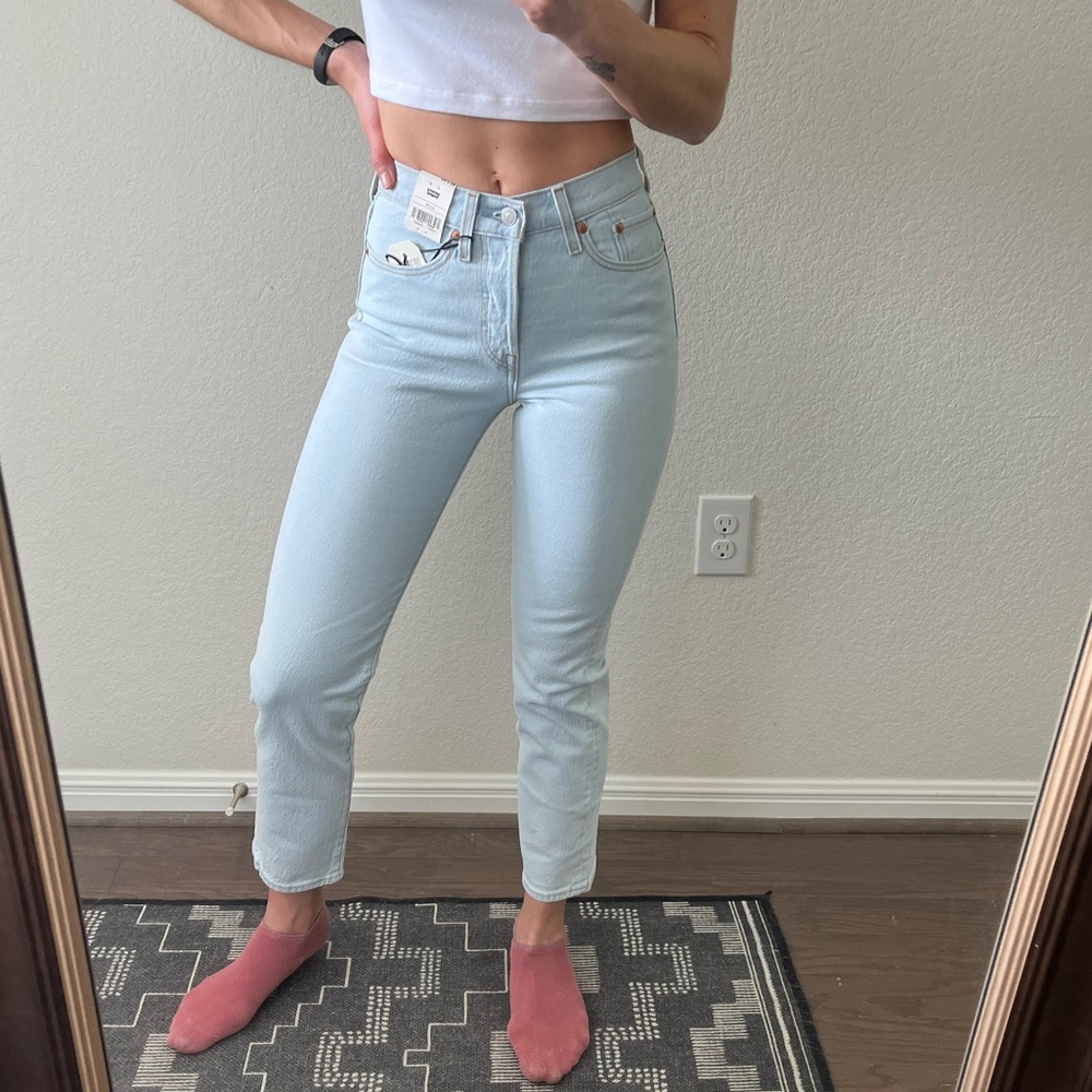 SALE! ⭐️ Levi’s Wedgie Straight Leg high rise light wash Jean - 26” inseam - Picture 5 of 16